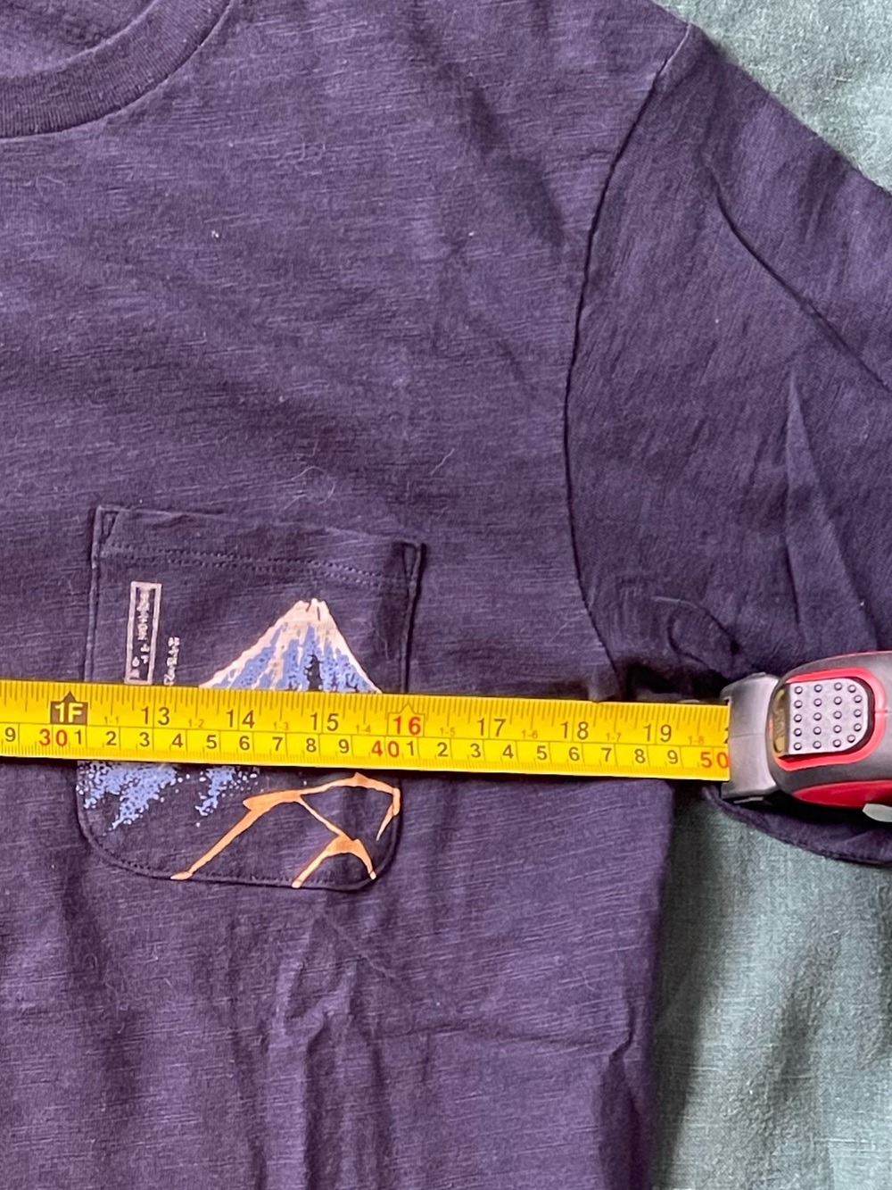 NWT Uniqlo Japanese designer Hokusai Blue UT unisex Navy Graphic Pocket T-Shirt - Picture 7 of 9